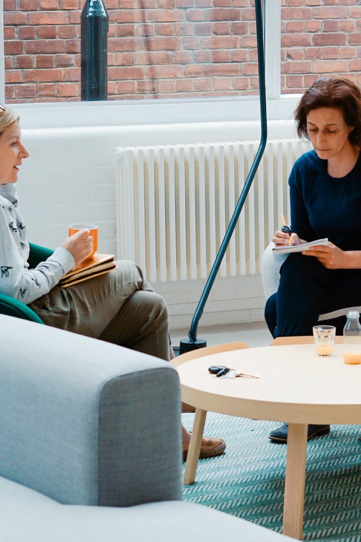 2 women have a meeting in the office